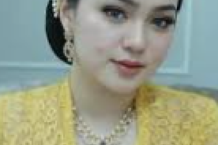 Asli atau Buatan? Mengungkap Profil Emi Hamasaki: Visual Aesthetic, Suara Tenang, tapi Misterius