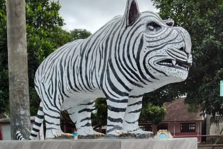 Patung Macan Putih Balongjeruk Kediri VIRAL di Media Sosial Warga Sampai Rela Mengantri Demi Bisa Berfoto