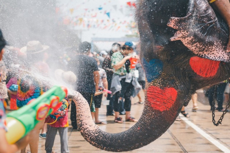 Apa Itu Festival Songkran? Kemeriahan Tahun Baru Thailand yang Ditandai dengan Perang Air di Jalanan