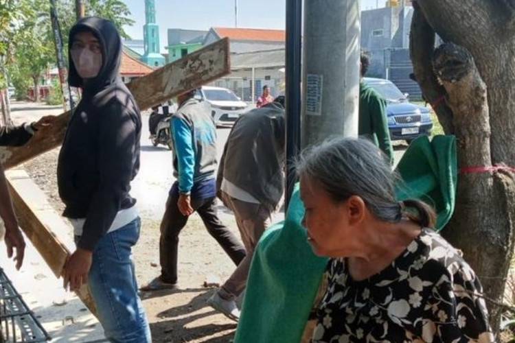 VIRAL Rumah Elina Wijayanti Nenek Usia 80 Tahun di Surabaya Dibongkar Paksa Oknum Ormas, Warga Kompak Gelar Aksi Massa