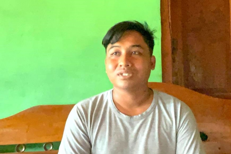 VIRAL! Pak Guru Yogi Dipecat dari PNS oleh Disdikbud Jombang Usai Tak Masuk Juli-Desember 2024 Karena Cedera Tulang Belakang