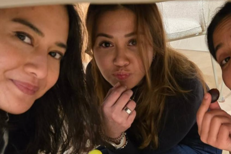 Video Viral Makan 12 Anggur di Bawah Meja: Bikin Jodoh Datang 2026 – Beneran Manjur?