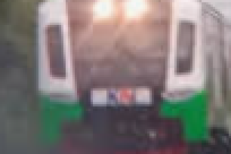 Nekat Banget! Video Bocah Adang Kereta Api Jadi Viral hingga Tuai Amarah dan Kekhawatiran Warganet