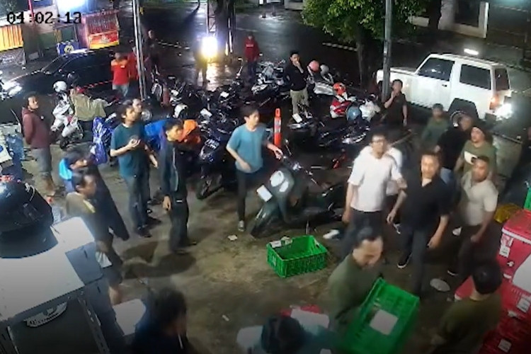 Video CCTV Penganiayaan Pegawai Ritel Jalan Ampera Raya, Pasar Minggu, Jakarta Selatan oleh Onum Tak Dikenal VIRAL