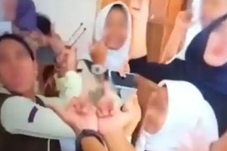 Video Siswa SMA Negeri 1 Purwakarta Acungkan Jari Tengah pada Guru Viral Media Sosial, Federasi Guru Soroti Sanksinya