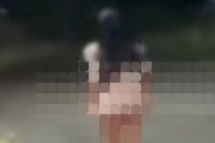 Bikin Geger! Video Viral Perempuan Berhijab Jalan Tanpa Celana di Bangkalan Diduga Habis Melakukan Perbuatan Tak Senonoh Bersama Pria di Semak-Semak