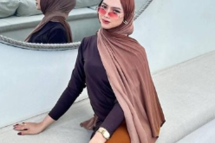 Sister Hong Versi Lombok? MUA Deni Viral: Sosok Pria Berhijab yang Bikin Geger TikTok!