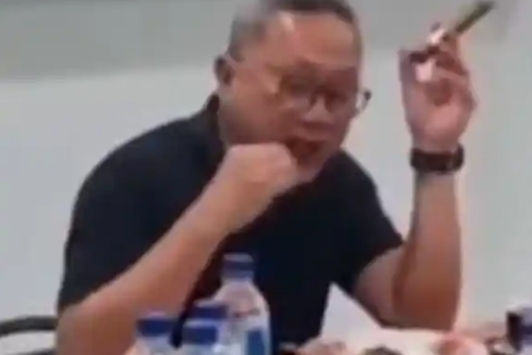 Trending! Video Asli Menteri Koordinator Bidang Pangan Zulkifli Hasan Makan Sambil Nyebat di Kuta Blang, Kabupaten Bireuen, Aceh 