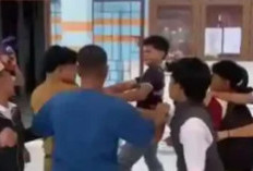 Video Viral Guru dan Murid di Jambi Adu Jotos Sampai Ancam Pakai Celurit Karena Dikatai MISKIN!